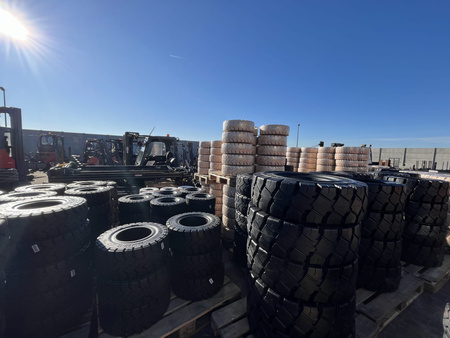 Opona do wózka widłowego pełna 10.00 - 20 Czarna STANDARD ROCKSOLID